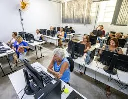 Iniciativa gratuita da Prefeitura ensina tecnologia a idosos e pessoas com deficiência em Educação