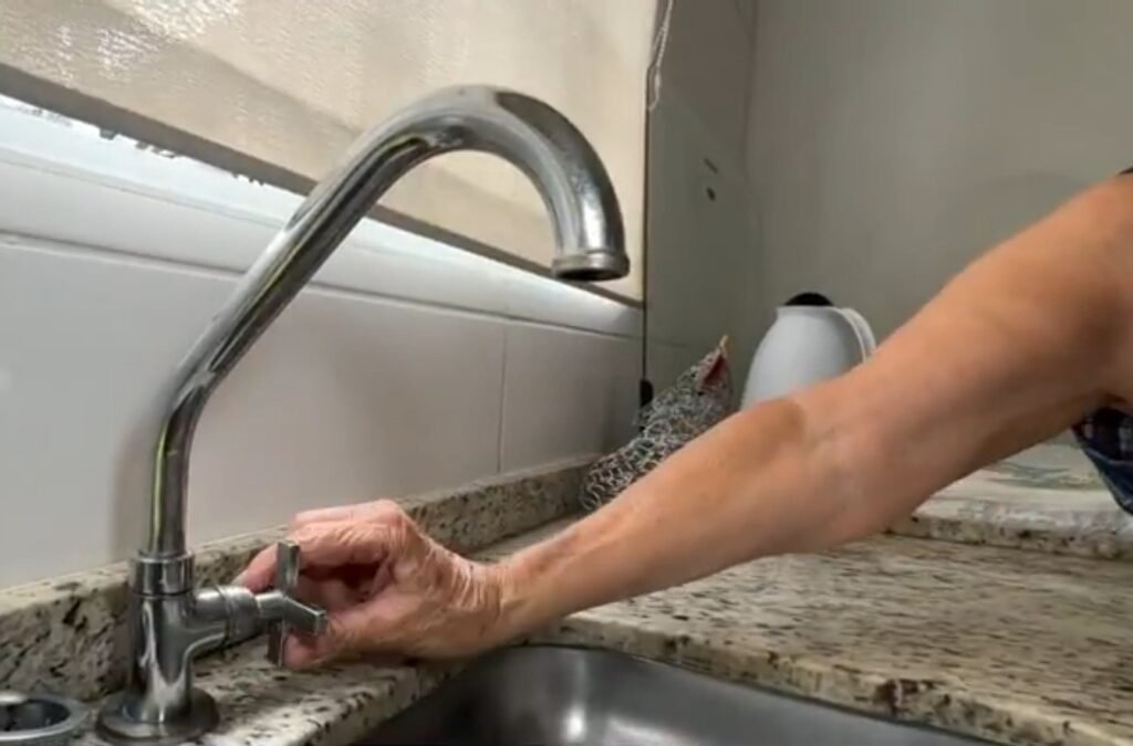 Rompimento de adutora deixa moradores de Jacareí sem água há quatro dias em Serviços
