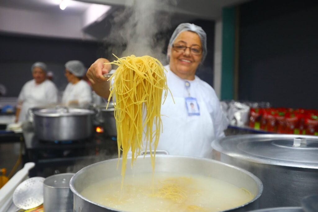 Macarronada alimenta 10 mil pessoas na Festa do Trabalhador em São José dos Campos em Câmara e Prefeitura