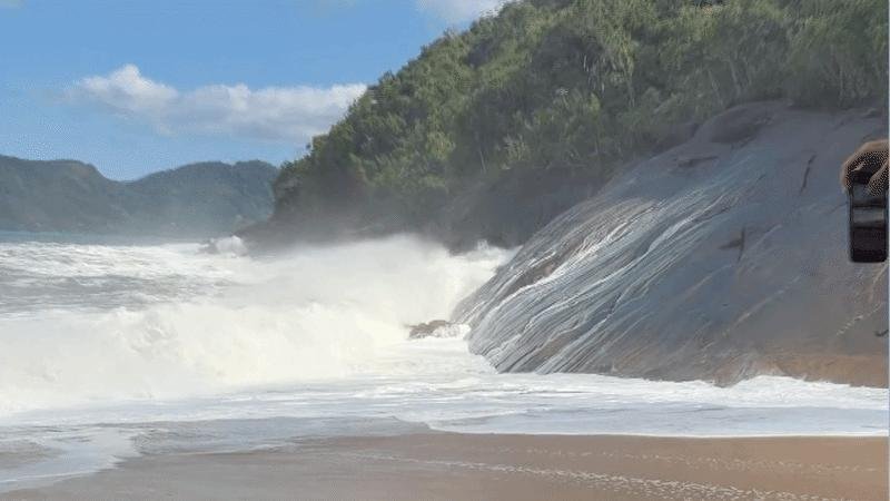 Mar agitado provoca ondas fortes em Ubatuba e invade faixa de areia em Ilhabela 1 Mar agitado provoca ondas fortes em Ubatuba e invade faixa de areia em Ilhabela em Meio Ambiente