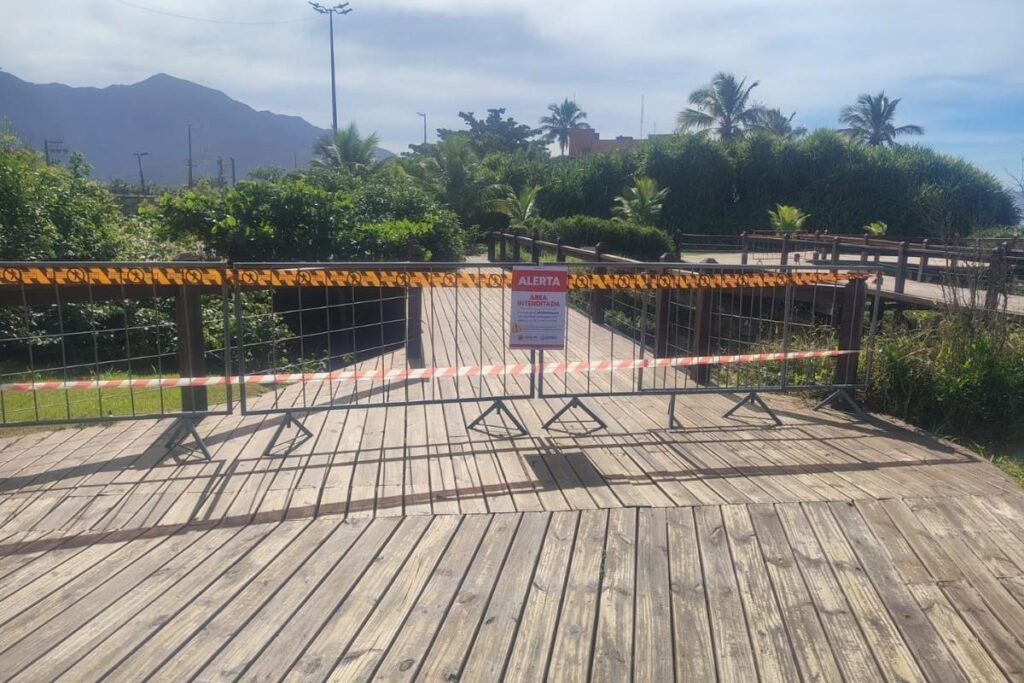 Deck de madeira na Praia de Massaguaçu é interditado por risco estrutural em Caraguatatuba 7 Deck de madeira na Praia de Massaguaçu é interditado por risco estrutural em Caraguatatuba em Segurança