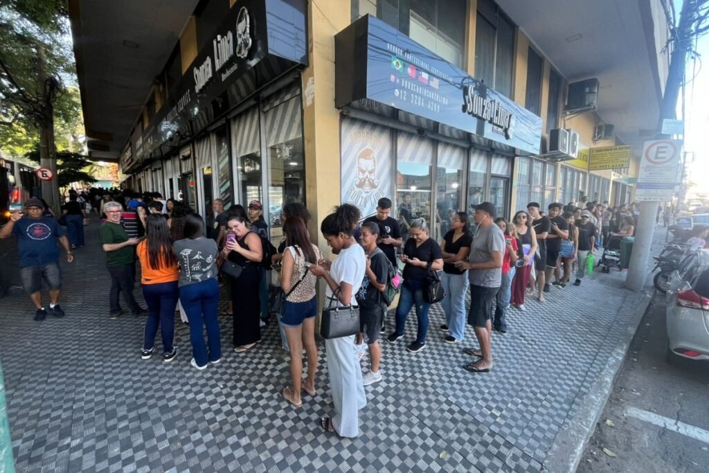 Em último dia para regularizar título, cartórios eleitorais de São José dos Campos e Taubaté registram filas em Câmara e...