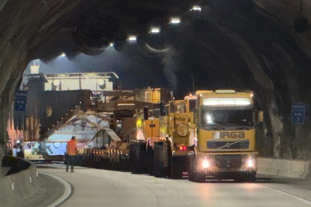 Carreta com transformador gigante de 138 metros inicia transporte para porto de São Sebastião 7 Carreta com transformador gigante de 138 metros inicia transporte para porto de São Sebastião em Trânsito e Estradas