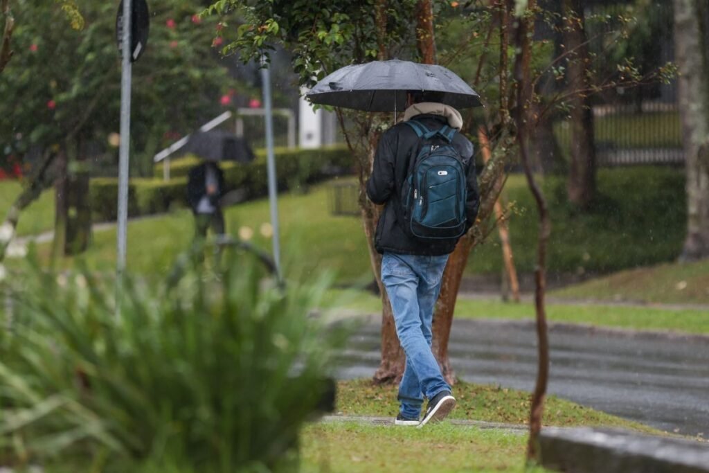 Frente fria promete chuva e queda nas temperaturas no Vale do Paraíba em Previsão do Tempo