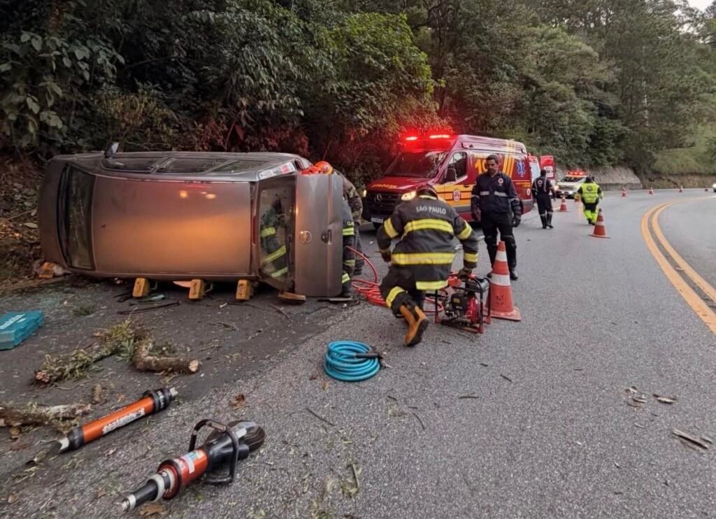 Capotamento deixa motorista ferido na rodovia Floriano Rodrigues Pinheiro 10 Capotamento deixa motorista ferido na rodovia Floriano Rodrigues Pinheiro em Segurança
