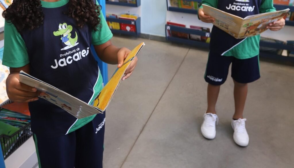 Prefeitura de Jacareí inicia distribuição de 12 mil novos uniformes escolares 1 Prefeitura de Jacareí inicia distribuição de 12 mil novos uniformes escolares em Educação