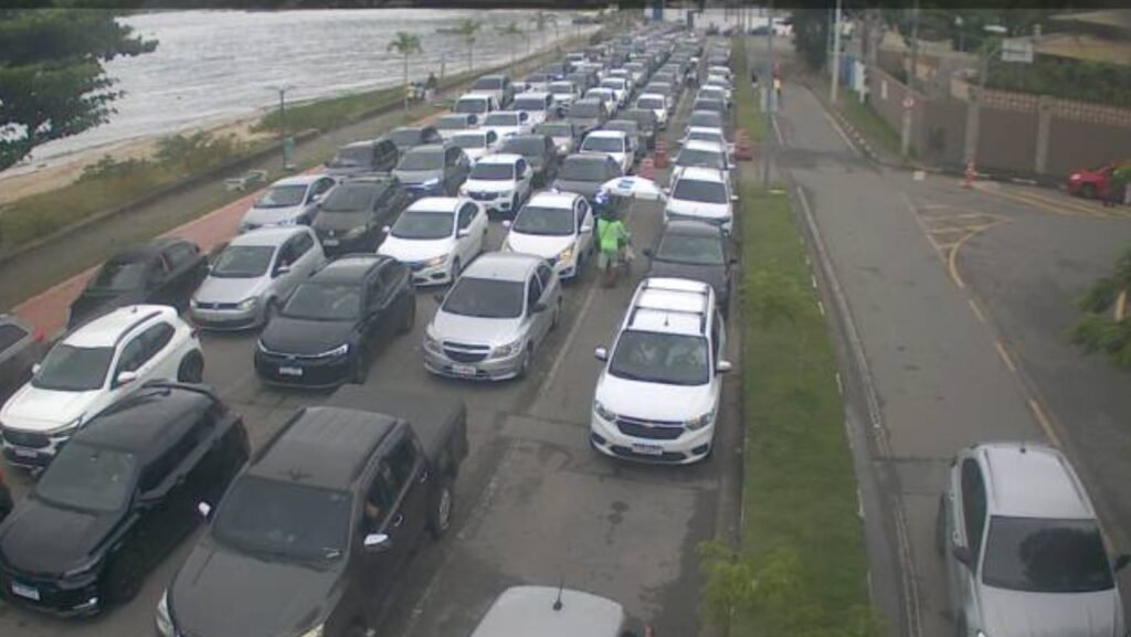 Travessia de balsa entre Ilhabela e São Sebastião tem fila de espera de até 3h30 após feriado em Trânsito e Estradas