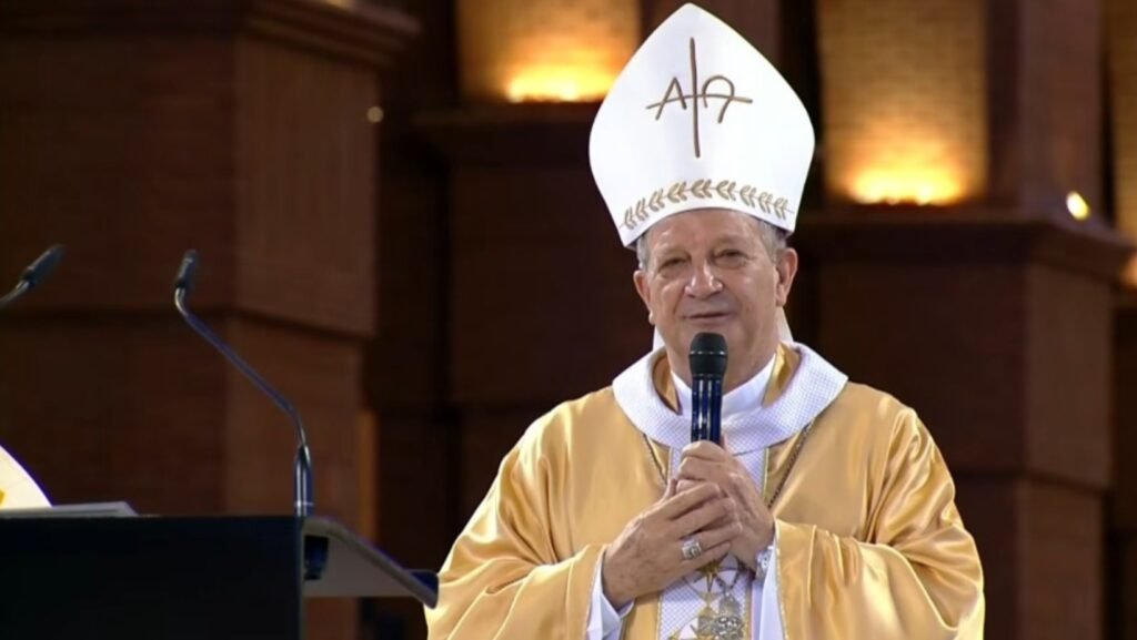 No 1º domingo em Aparecida, Dom Mário destaca família, fé e acolhimento aos vulneráveis em Câmara e Prefeitura