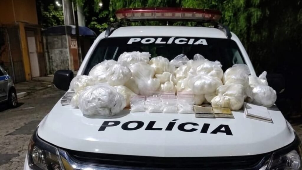 Mulher é presa com quase 49 kg de drogas e munições em Lorena, SP em Segurança