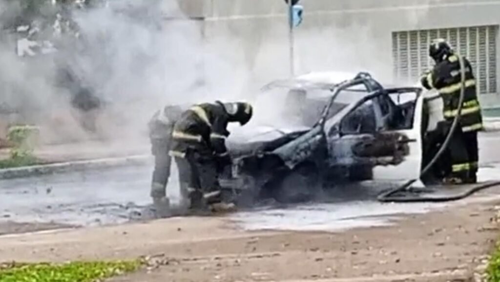 Carro pega fogo e mobiliza bombeiros no Jardim Aquarius em São José em Segurança