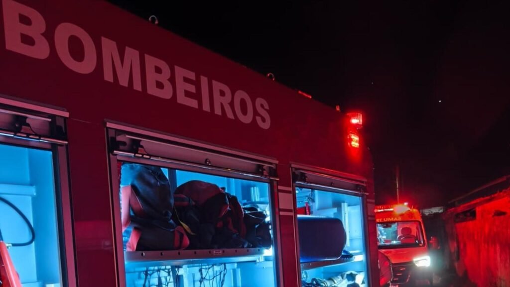 Homem morre carbonizado e outro fica gravemente ferido em incêndio residencial no litoral de SP 6 Homem morre carbonizado e outro fica gravemente ferido em incêndio residencial no litoral de SP em Segurança