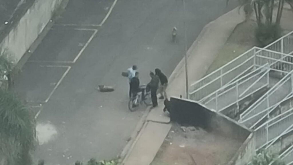 Três homens são presos por tráfico após flagrante da PM feito por drone em São José 4 Três homens são presos por tráfico após flagrante da PM feito por drone em São José em Segurança