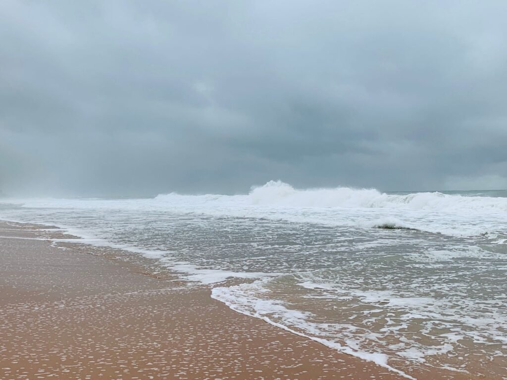 Frente fria provoca alerta de ressaca do mar com ondas de até 3 metros no litoral de SP em Segurança