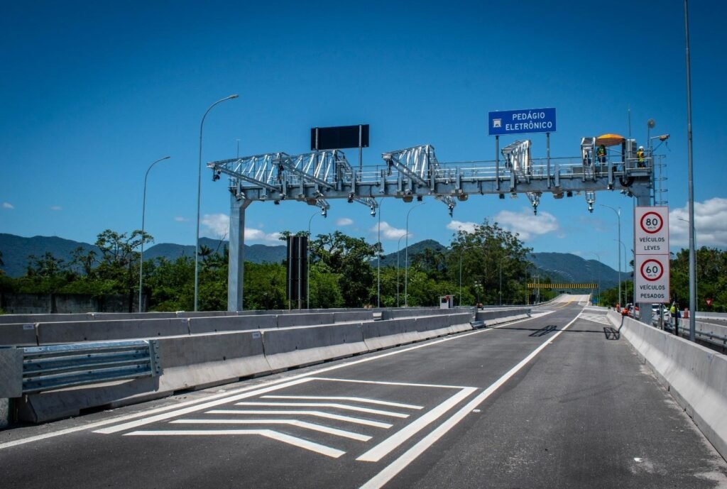 Engavetamento na Rodovia dos Tamoios deixa ferido em São Sebastião 1 Engavetamento na Rodovia dos Tamoios deixa ferido em São Sebastião em Trânsito e Estradas