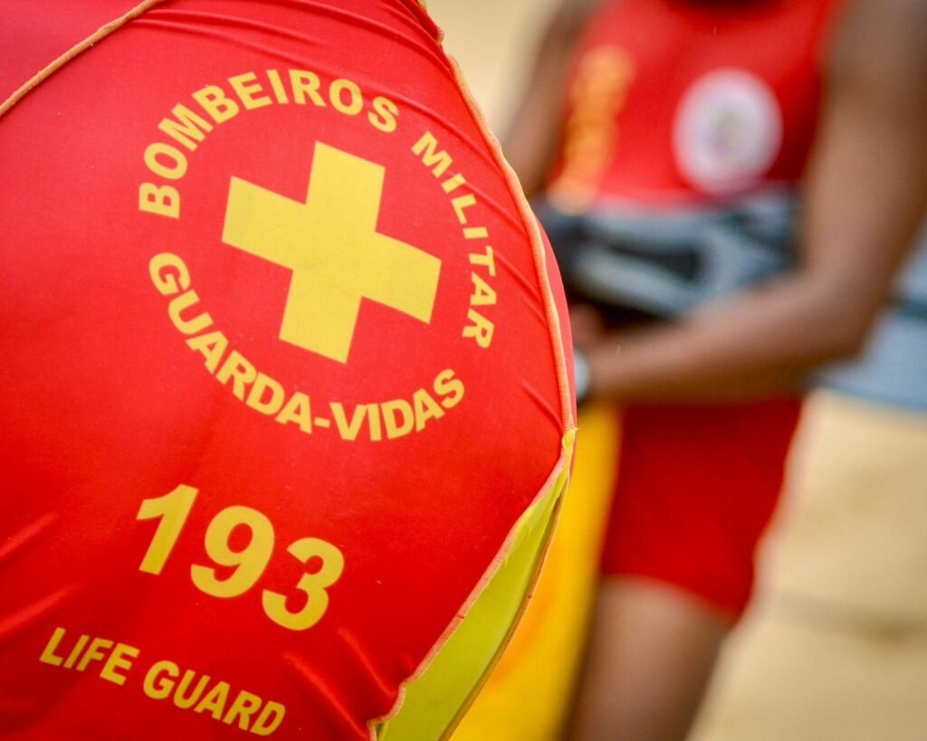 Bombeiros realizam busca por jovem desaparecido no mar em São Sebastião em Segurança
