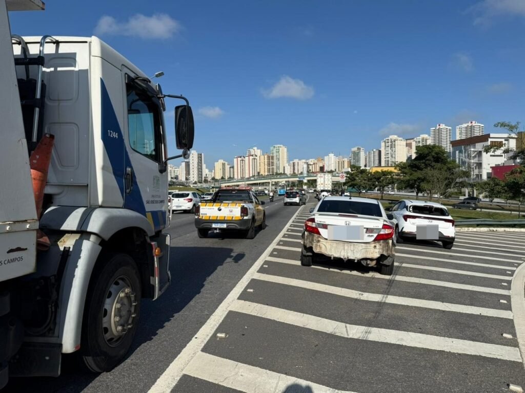 Acidente com seis veículos deixa motociclista ferido no Anel Viário de São José dos Campos em Trânsito e Estradas
